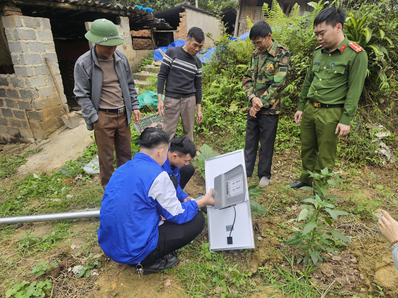 Đoàn viên, thanh niên phường Bắc Kạn lắp đặt đèn chiếu sáng thuộc công trình "Thắp sáng ngõ hẻm" tại tổ dân phố 17 - Khu vực bỏ phiếu số 6, phường Bắc Kạn