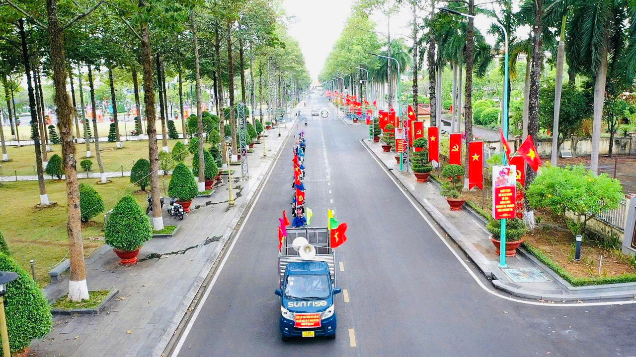 Nhìn từ trên cao, đoàn xe tuyên truyền tạo thành đội hình cổ động bầu cử trên trục đường chính.