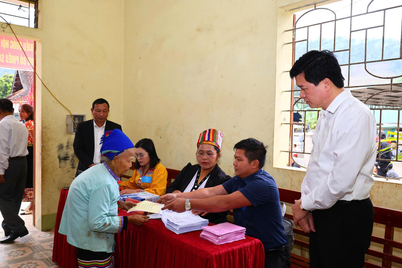 Cử tri miền biên viễn xứ Nghệ nô nức đi bầu cử sớm