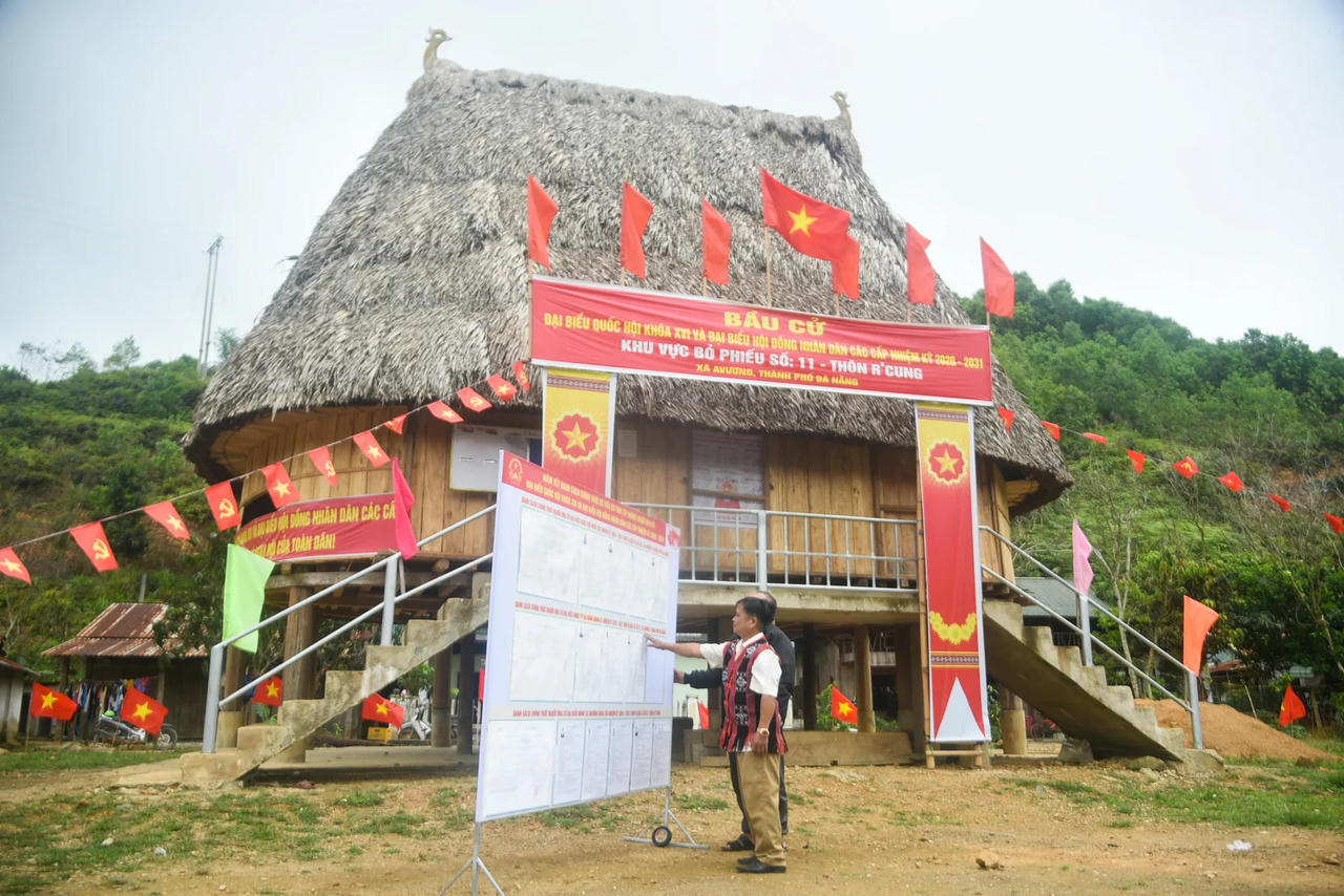 Rực rỡ cờ hoa tại nhiều tỉnh miền Trung hướng tới ngày bầu cử