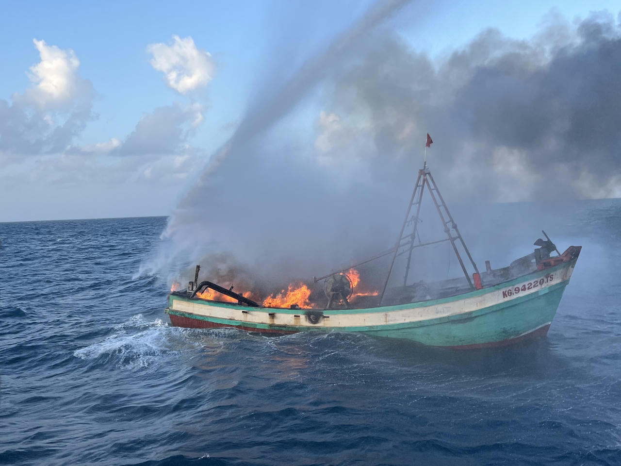 Vùng Cảnh sát biển 4 kịp thời cứu nạn ngư dân trên tàu cá bị cháy