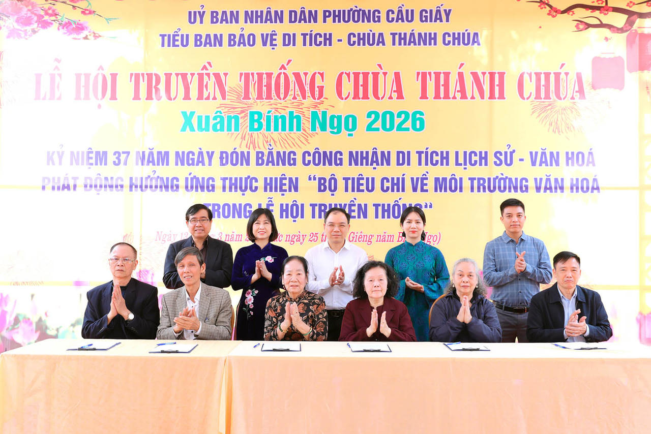 Ban Tổ chức Lễ hội cùng các cán bộ phường đã chung tay ký cam kết thực hiện “Bộ tiêu chí về môi trường văn hóa trong lễ hội truyền thống”.