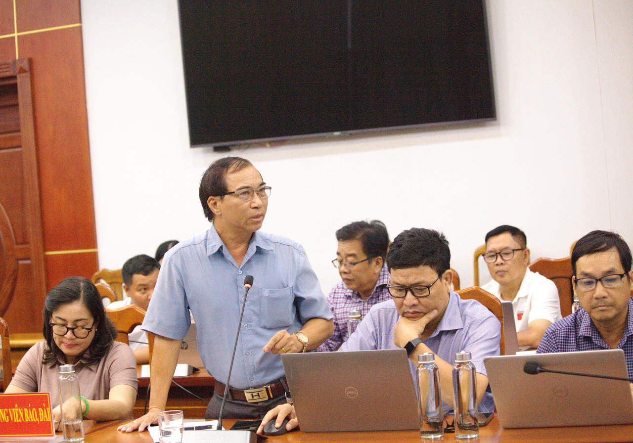 Đại diện Thông tấn xã Việt Nam tại Cà Mau phát biểu, thảo luận tại họp báo.