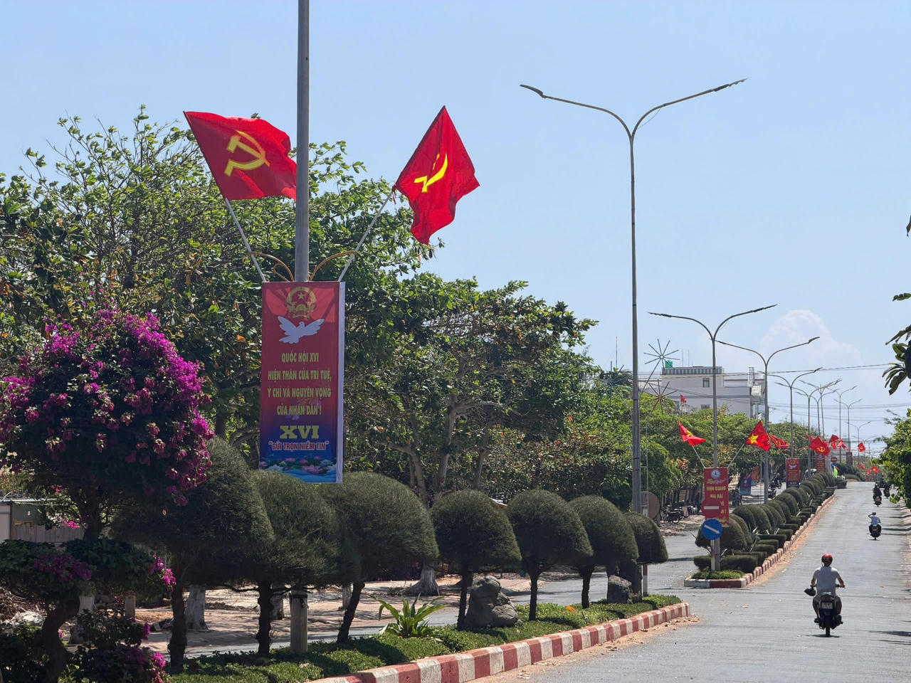 Đặc khu Phú Quý: Cờ Đảng, cờ Tổ quốc phấp phới, cử tri kỳ vọng vào chặng đường phát triển mới