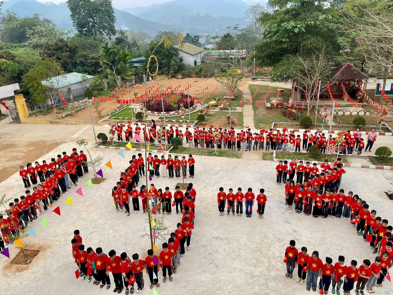 Tuyên Quang rực rỡ cờ hoa, không khí ngày hội bầu cử lan toả rộng khắp 
