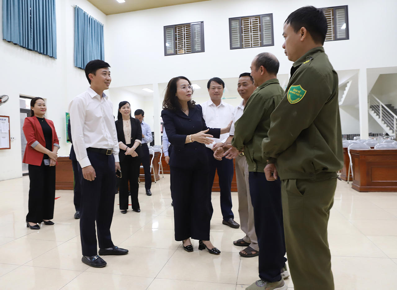 &nbsp;Phó Bí thư Thường trực Nguyễn Thị Hương kiểm tra và động viên các thành viên tổ bầu cử tổ dân phố Tân Ninh, phường Cảnh Thuỵ.