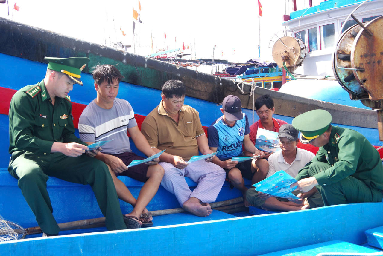 Cán bộ, chiến sĩ Bộ đội Biên phòng tỉnh Khánh Hòa tuyên truyền, phổ biến kiến thức về chủ quyền biển đảo và các quy định trong khai thác hải sản cho ngư dân.
