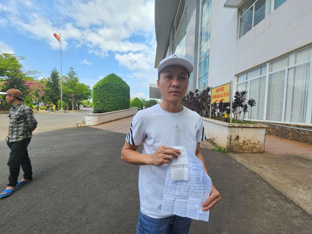 Anh Lê Minh Tấn cho biết anh bị ngộ độc nhẹ sau khi uống nước món vách bò um cà đắng .