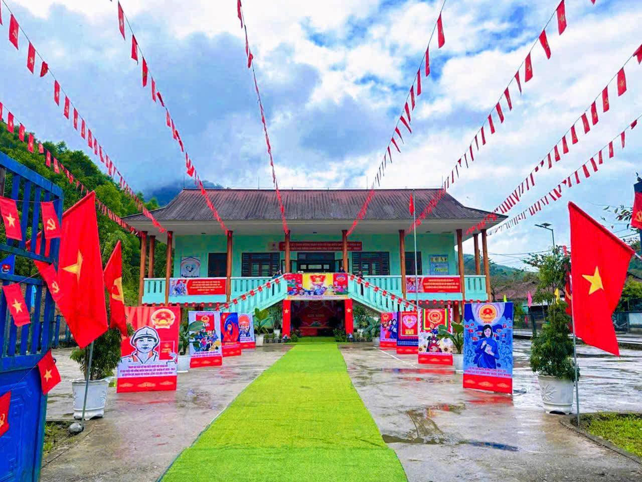 Rực rỡ cờ hoa tại nhiều tỉnh miền Trung hướng tới ngày bầu cử