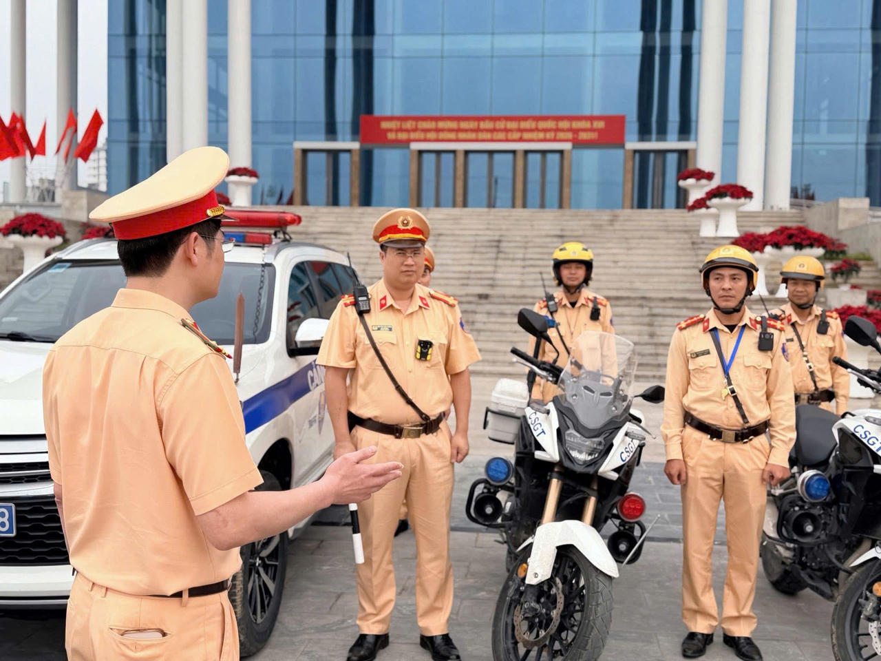 Đội CSGT Đường bộ số 3 bố trí trực 100% quân số, tổ chức tuần tra, kiểm soát, phân luồng, hướng dẫn giao thông.