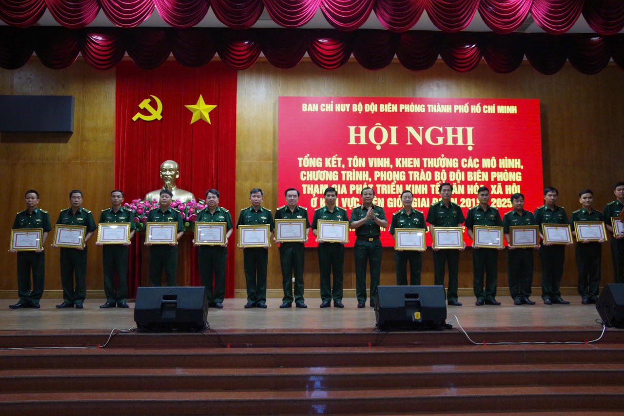 Thủ trưởng Bộ Tư lệnh TP Hồ Chí Minh trao Bằng khen của UBND Thành phố Hồ Chí Minh cho các tập thể tiêu biểu.