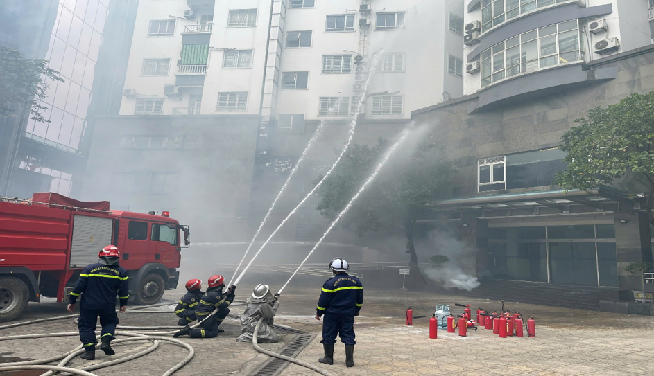 Xe chữa cháy chuyên dụng đến hiện trường triển khai diễn tập.