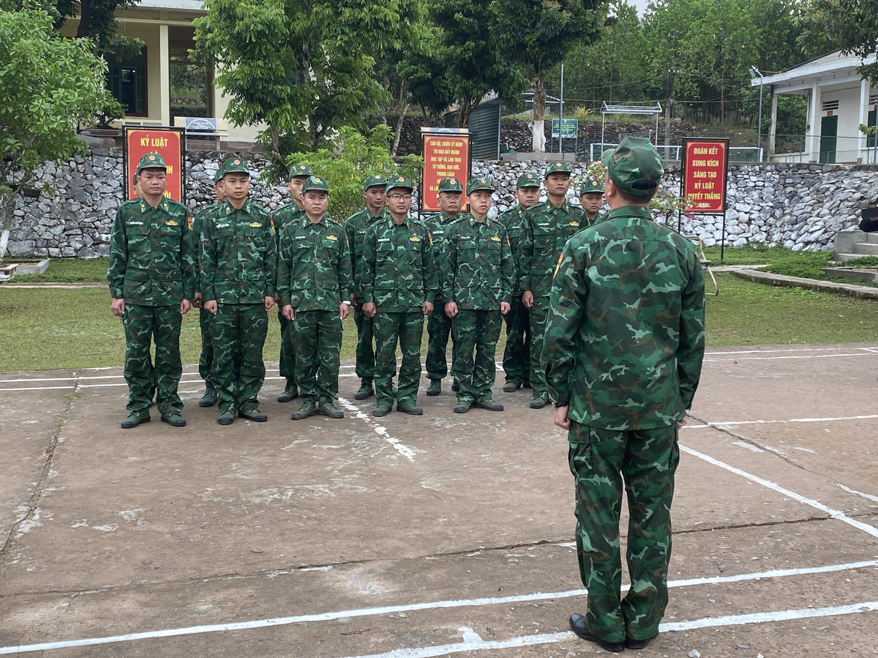 Đồn Biên phòng Nà Hỳ chỉ đạo công tác nghiệp vụ, phân công nhiệm vụ cho các cán bộ, chiến sĩ.