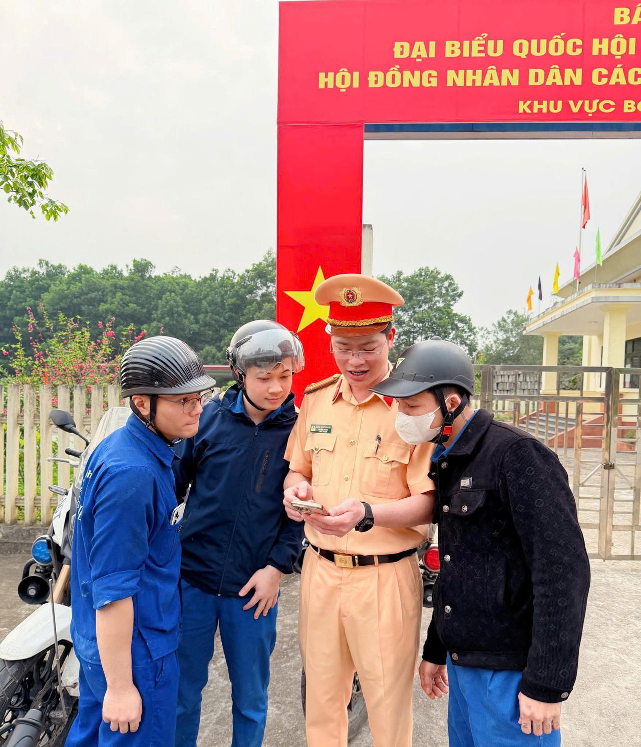 Lực lượng CSGT tuyên truyền cho người dân.