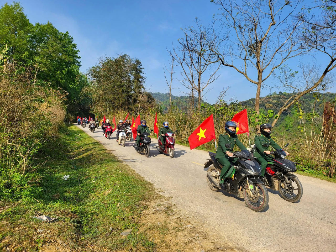 Lực lượng BĐBP cùng phối hợp tuyên truyền lưu động tại các địa phương. (BPCB)