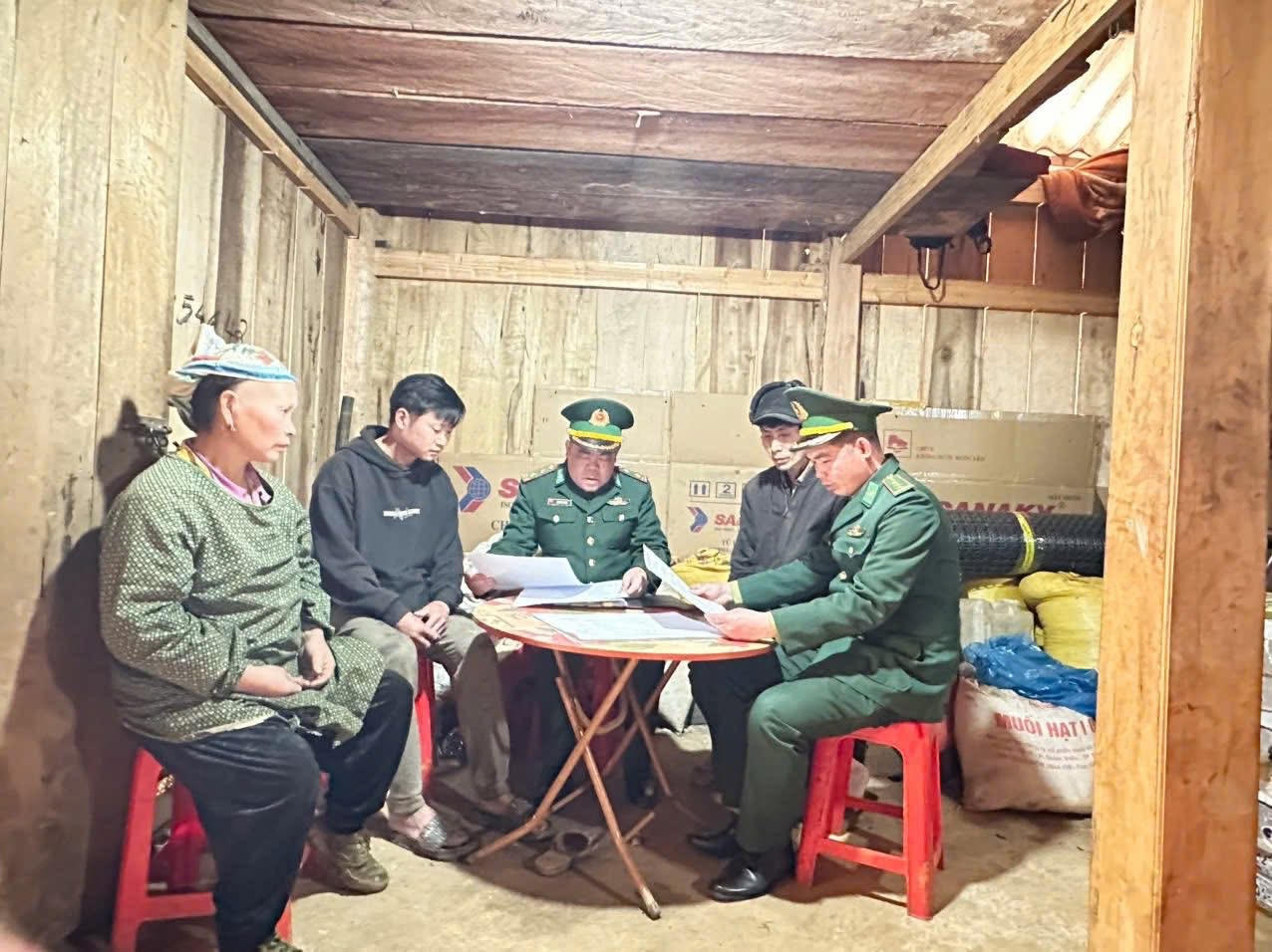 Các đồn, tổ công tác BĐBP trực tiếp đến từng hộ dân để giải thích và hướng dẫn.