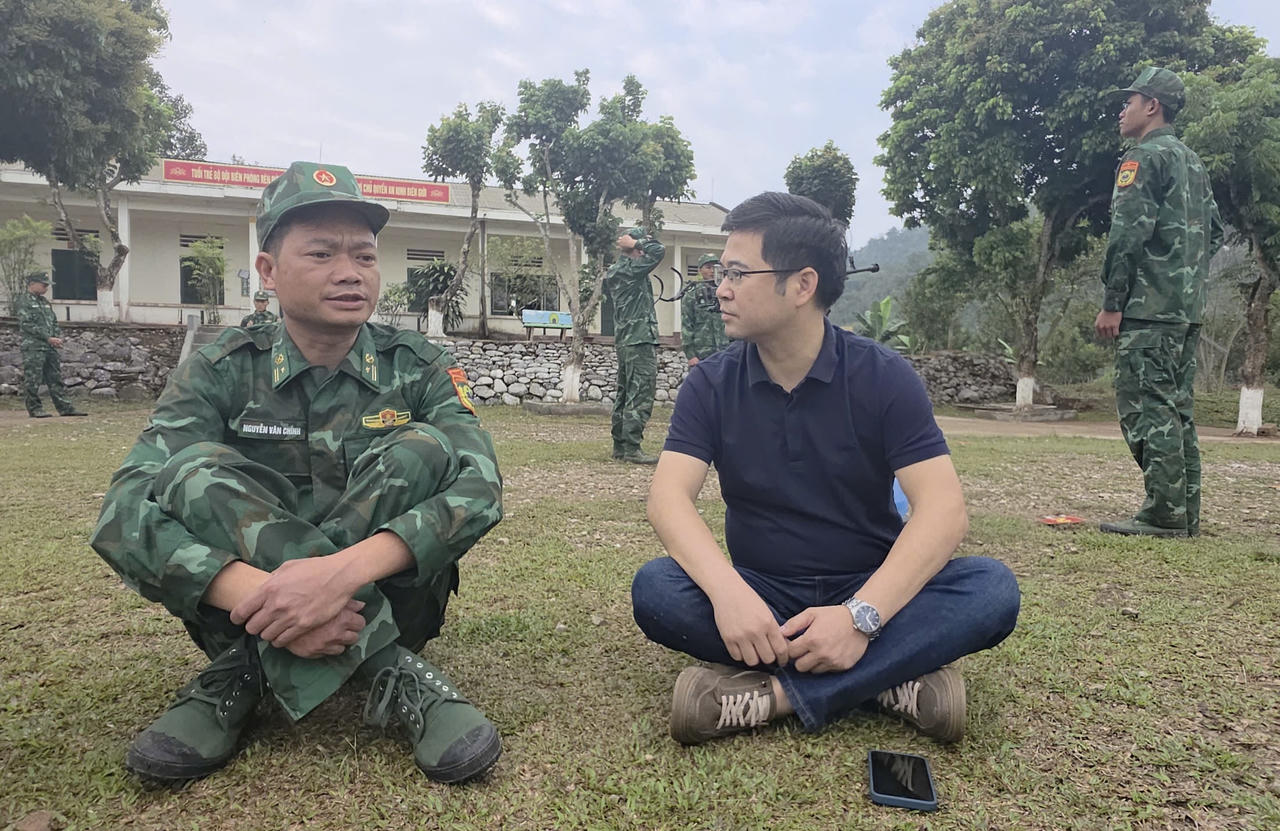Thiếu tá Nguyễn Văn Chính - Chính trị viên Đồn Biên phòng Nà Hỳ chia sẻ với PV Báo PLVN.