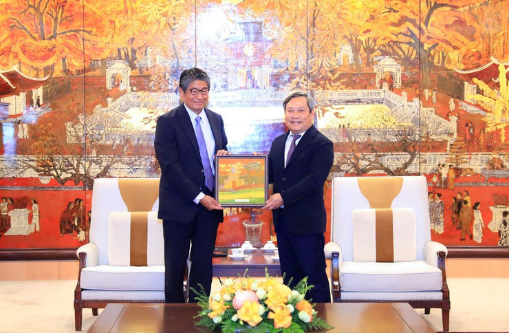Chủ tịch UBND TP Hà Nội Vũ Đại Thắng trao quà lưu niệm của Thành phố tặng Đại sứ Nhật Bản Ito Naoki. 