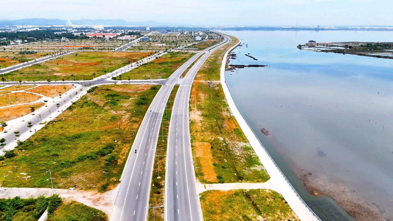 Tuyến đường ven biển Võ Chí Công (đường 129) sẽ được nâng cấp, mở rộng thành đường cao tốc nội thị nối thẳng Chu Lai.