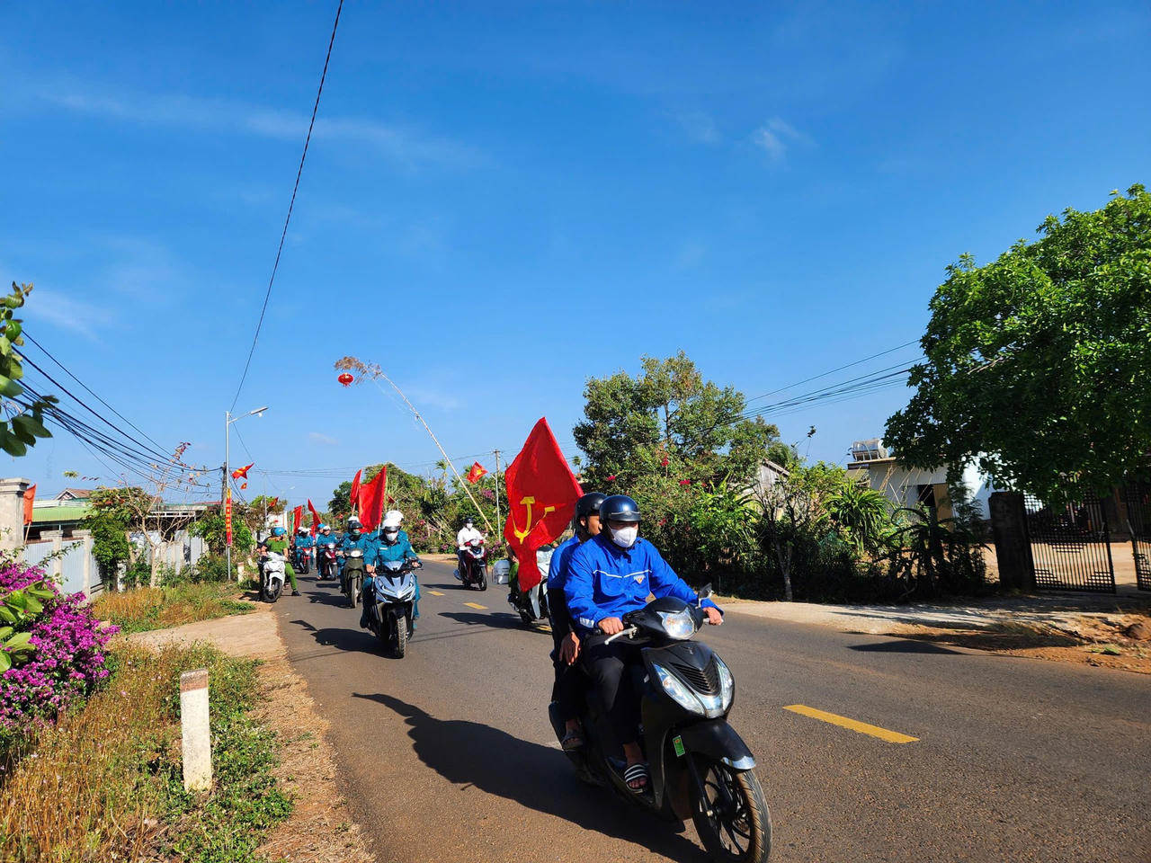 UBND xã Ea Kiết đã tổ chức ra quân tuyên truyền đồng loạt 24 thôn, buôn