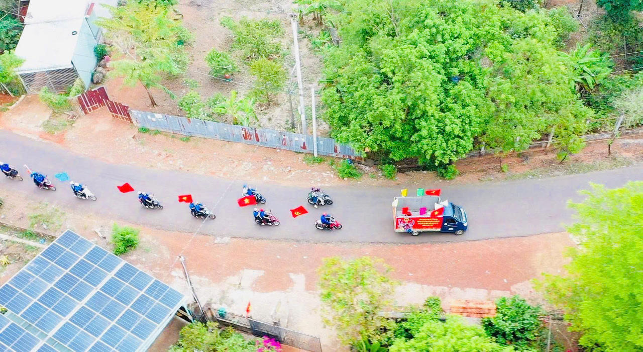 Cờ Tổ quốc, khẩu hiệu và loa tuyên truyền tạo không khí sôi nổi hướng về ngày bầu cử.