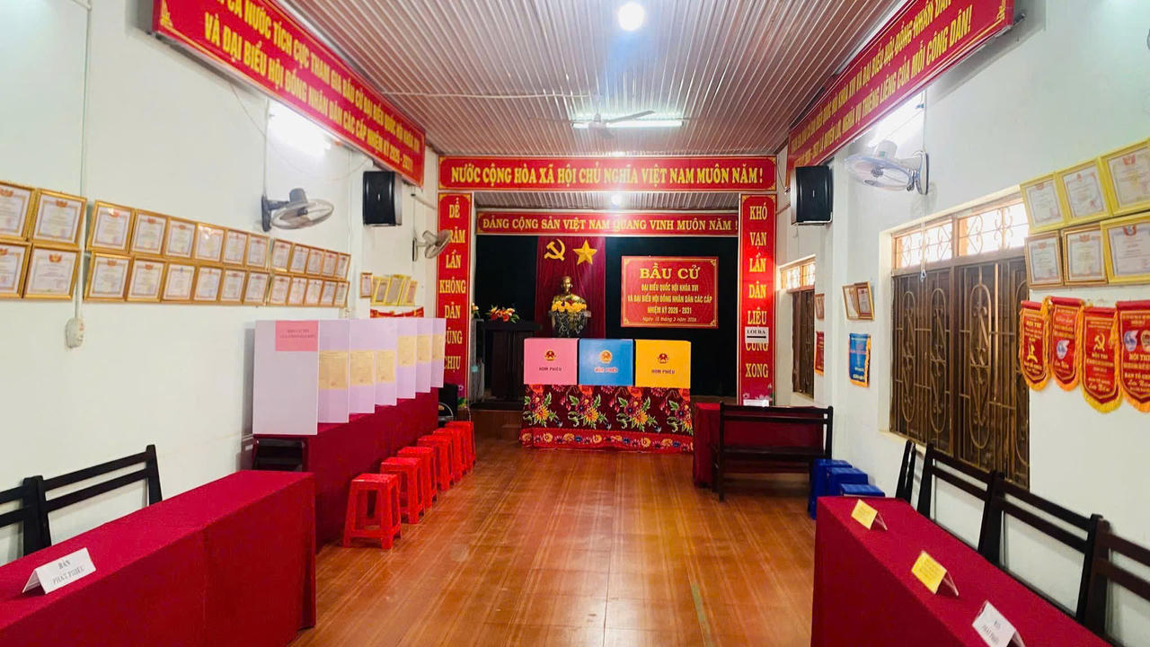 Phố núi Pleiku khẩn trương trang trí các khu vực bỏ phiếu