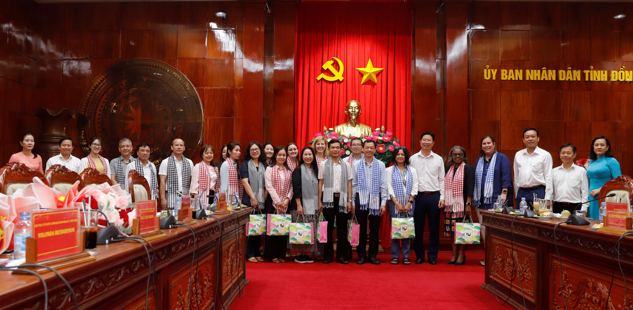 Đại biểu chụp ảnh lưu niệm. Ảnh: Xuân Uyên