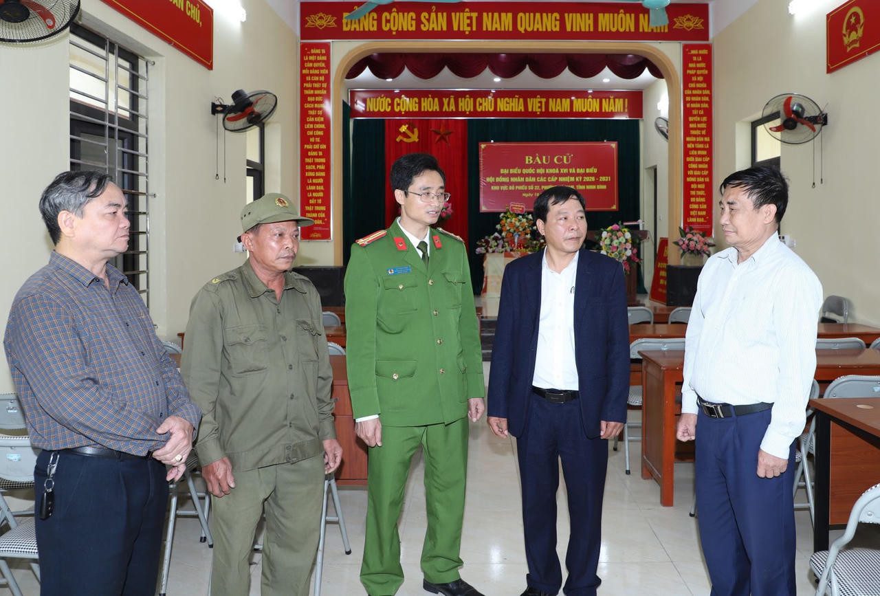 Với phương châm “từ sớm, từ xa, từ cơ sở”, lực lượng Công an Ninh Bình tăng cường phối hợp với các ngành chức năng trong bảo vệ an toàn các mục tiêu quan trọng về chính trị, kinh tế, xã hội; chủ động phòng ngừa, phát hiện và đấu tranh với các hoạt động lợi dụng bầu cử để tuyên truyền thông tin sai sự thật, xuyên tạc trên không gian mạng.