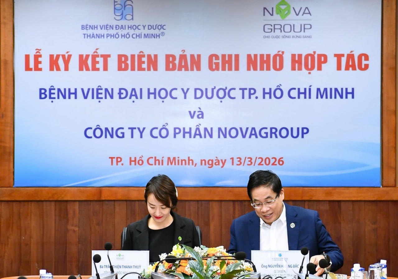 Đại diện NovaGroup và đại diện Bệnh viện Đại học Y Dược Tp.HCM thực hiện nghi thức ký kết Biên bản ghi nhớ hợp tác chuyên môn trong lĩnh vực chăm sóc sức khỏe.