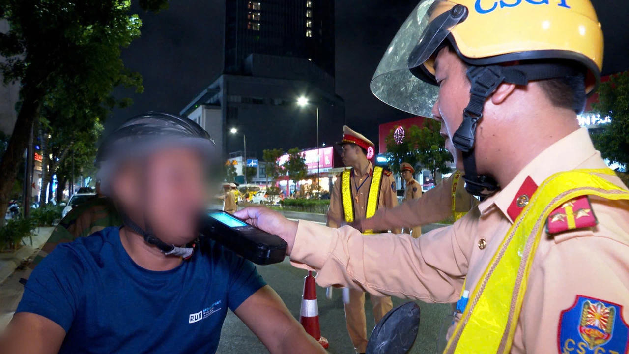 Cảnh sát giao thông Công an TP Huế kiểm tra nồng độ cồn đối với người điều khiển phương tiện tham gia giao thông.