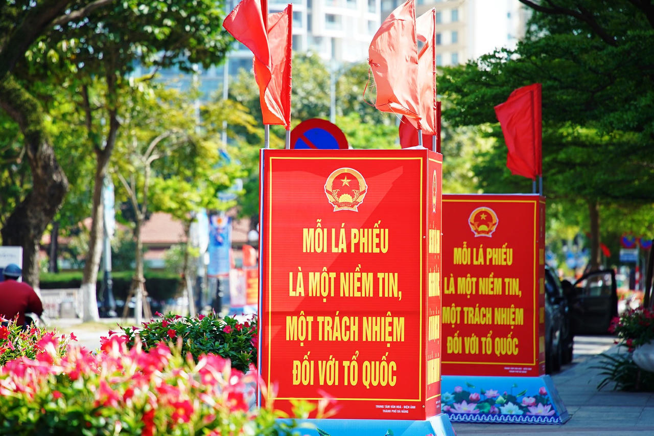 Rực rỡ cờ hoa tại nhiều tỉnh miền Trung hướng tới ngày bầu cử