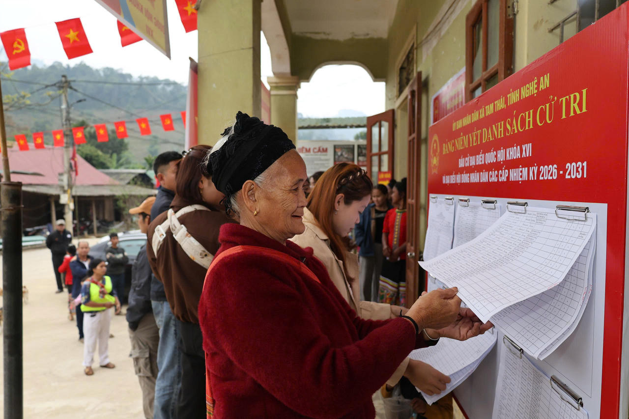 Cử tri xã miền núi nô nức đi bỏ phiếu.