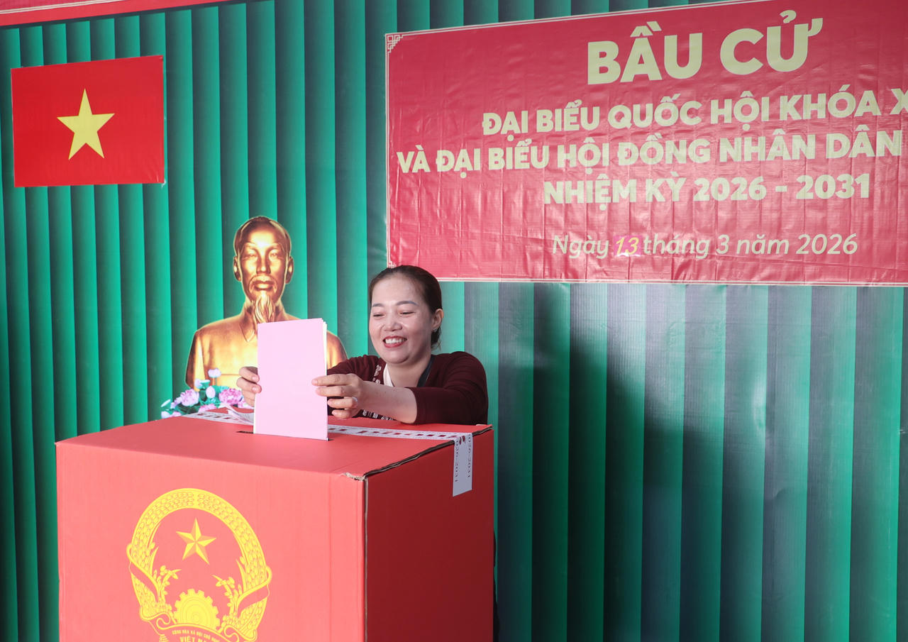 Cử tri Lê Thị Hằng (đảo Hòn Chuối) phấn khởi thực hiện quyền và nghĩa vụ công dân.