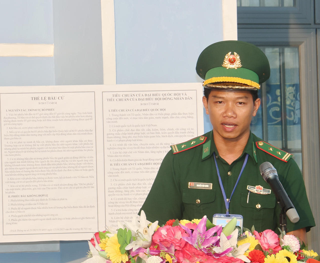 Trung tá Nguyễn Văn Qươn - Chính trị viên phó Đồn Biên phòng Hòn Chuối, Tổ trưởng Tổ bầu cử số 3 xã Sông Đốc, phổ biến thể lệ bầu cử và nội quy phòng bỏ phiếu.