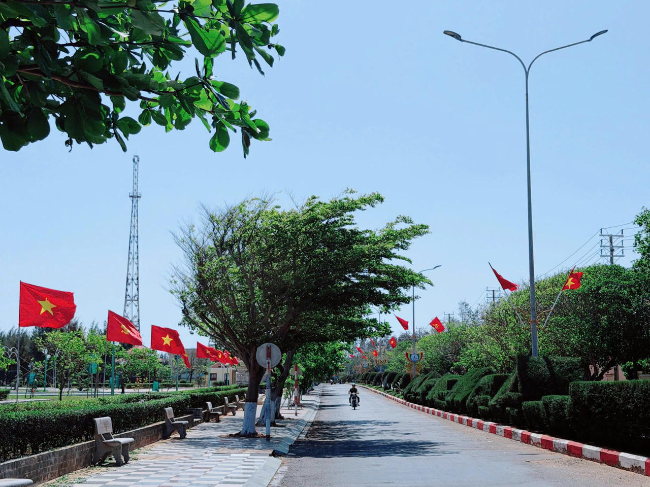 Đặc khu Phú Quý: Cờ Đảng, cờ Tổ quốc phấp phới, cử tri kỳ vọng vào chặng đường phát triển mới