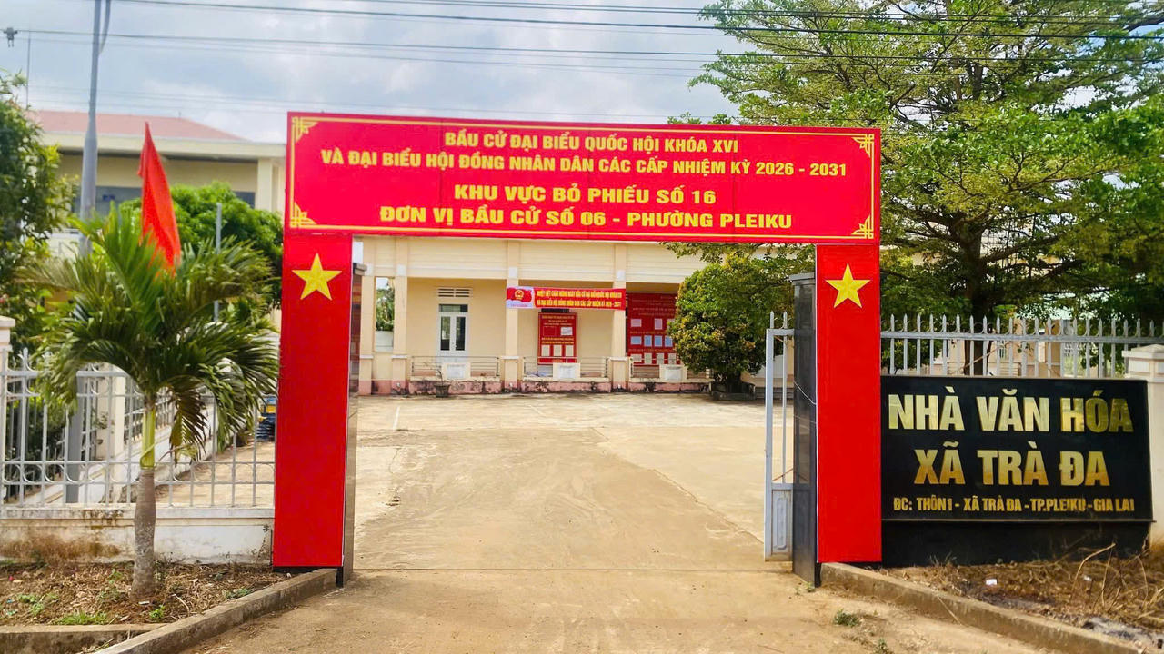 Phố núi Pleiku khẩn trương trang trí các khu vực bỏ phiếu