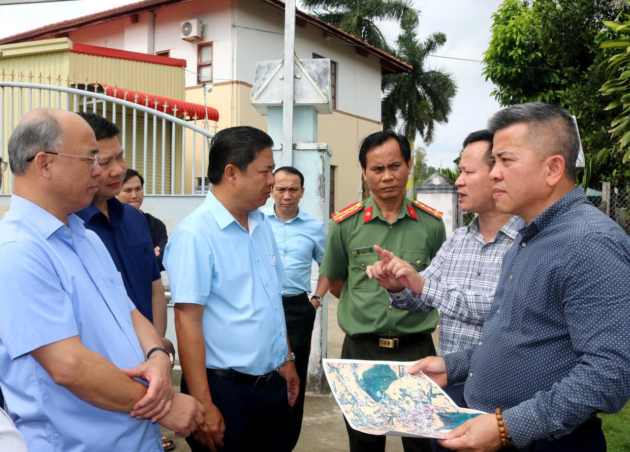 Ông Lương Nguyễn Minh Triết (thứ 3 từ trái qua) nghe báo cáo về phạm vi ảnh hưởng của dự án tại khu vực nhà thờ Mằng Lăng. (Ảnh: daklak.gov.vn)