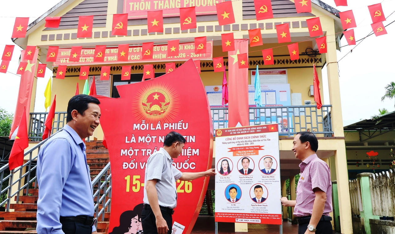 Rực rỡ cờ hoa tại nhiều tỉnh miền Trung hướng tới ngày bầu cử