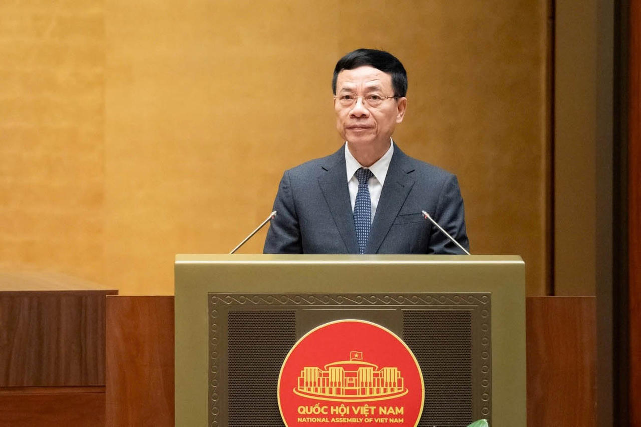 Bộ trưởng Bộ Khoa học và Công nghệ 
Nguyễn Mạnh Hùng trình bày tờ trình về dự thảo Luật Trí tuệ nhân tạo tại Kỳ họp thứ 10, Quốc hội khóa XV