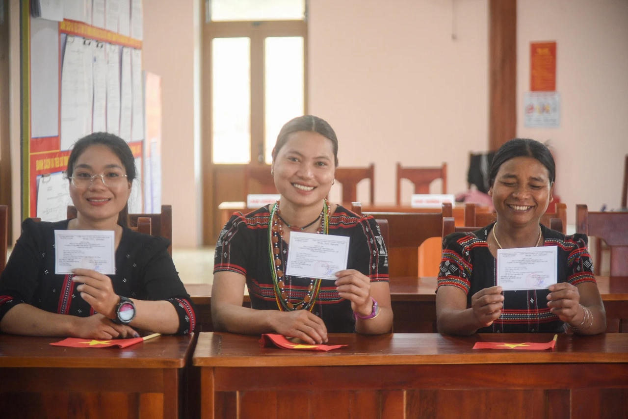 Rực rỡ cờ hoa tại nhiều tỉnh miền Trung hướng tới ngày bầu cử