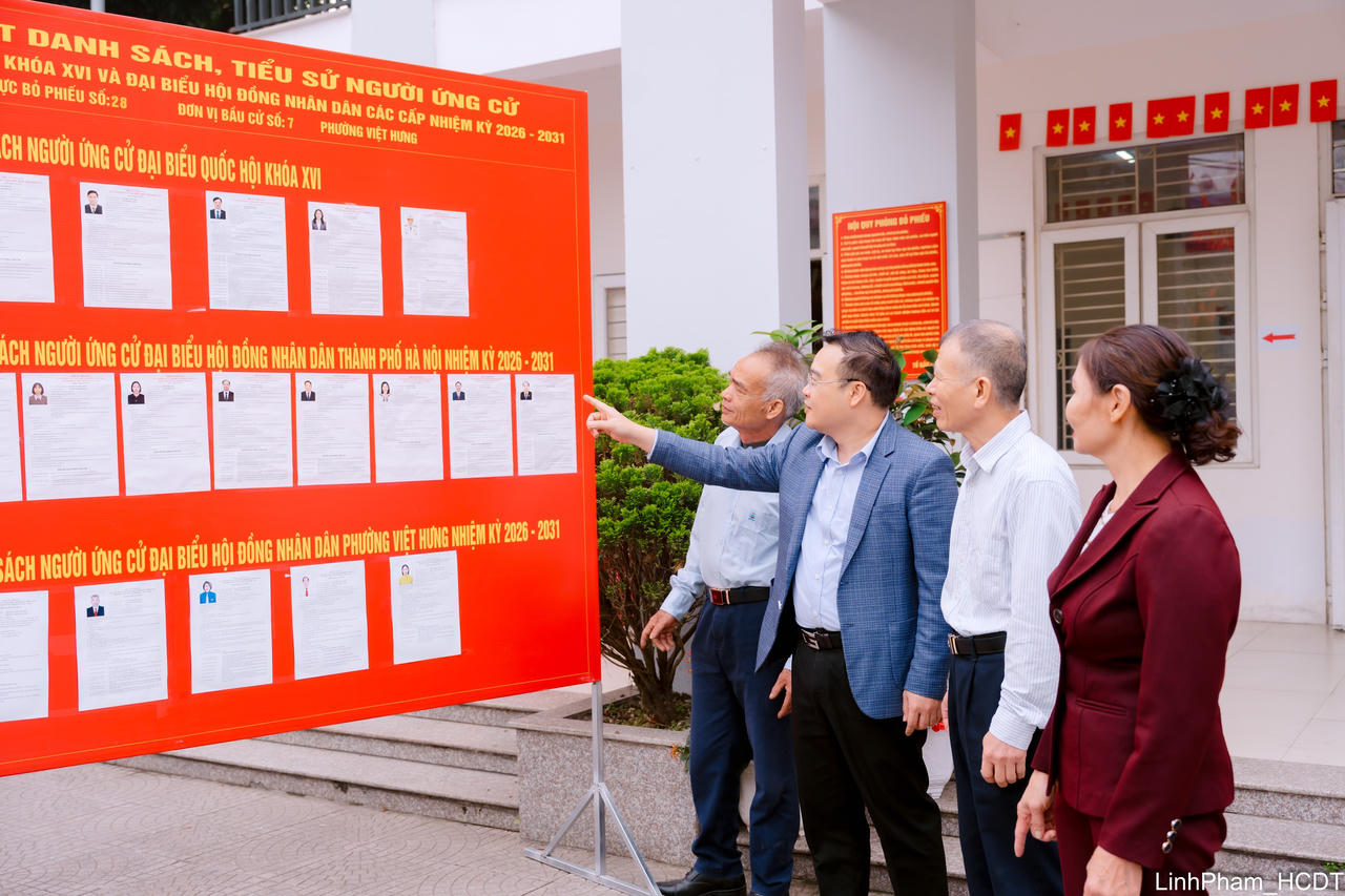 Chủ tịch UBND phường Việt Hưng Vũ Xuân Trường kiểm tra việc niêm yết danh sách cử tri và danh sách ứng cử viên tại khu vực bỏ phiếu.