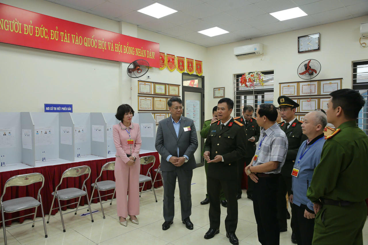 Đoàn công tác Công an TP Hà Nội do Đại tá Nguyễn Ngọc Quyền – Phó Giám đốc Công an TP làm Trưởng đoàn cũng đã kiểm tra công tác bảo đảm ANTT phục vụ bầu cử&nbsp;