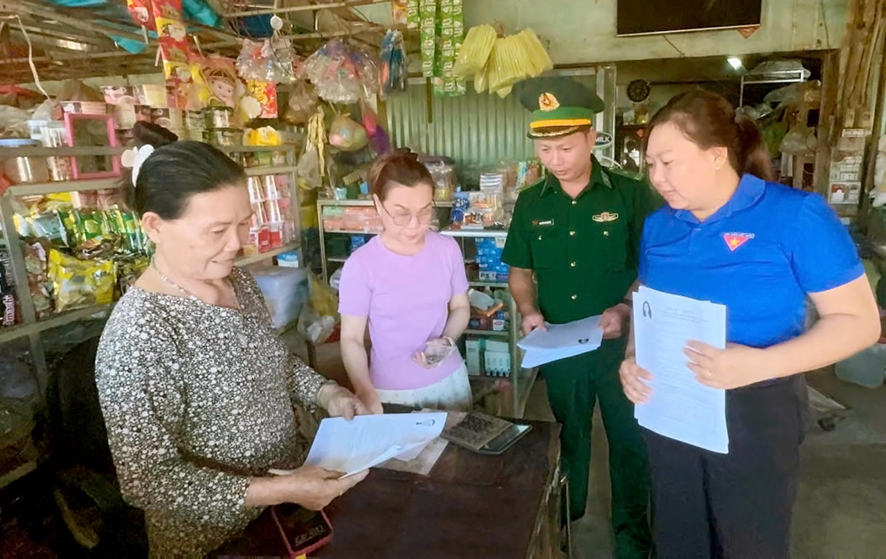 Các đồn Biên phòng phối hợp các đơn vị địa phương tổ chức “đi từng ngõ, gõ từng nhà” tuyên truyền đến từng người dân trên biên giới.