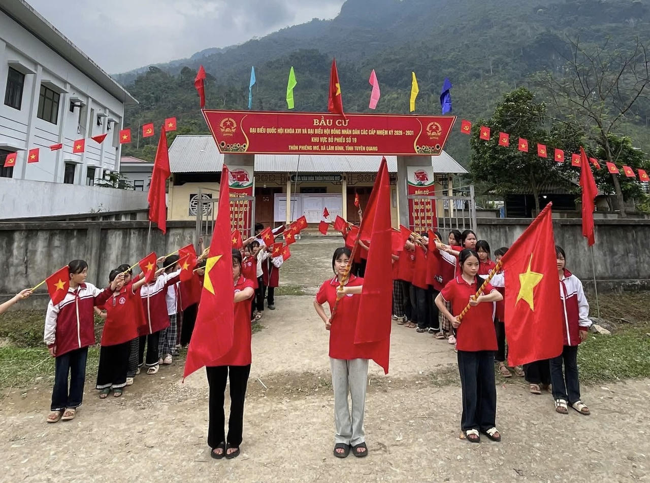 Tuyên Quang rực rỡ cờ hoa, không khí ngày hội bầu cử lan toả rộng khắp 
