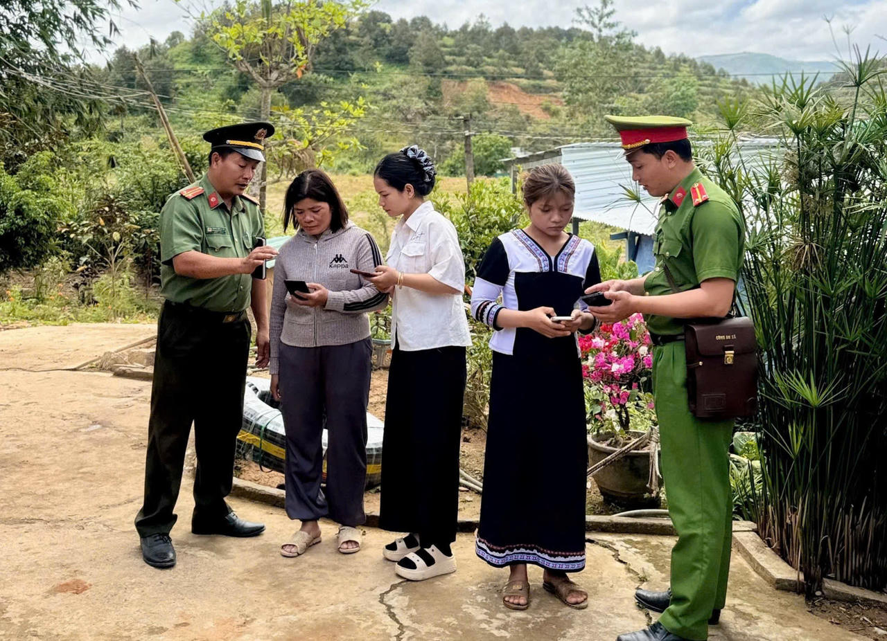 Cán bộ, chiến sĩ Công an tuyên truyền, hướng dẫn người dân sử dụng ứng dụng VNeID và phòng chống lừa đảo trên không gian mạng tại địa bàn miền núi Khánh Hòa.