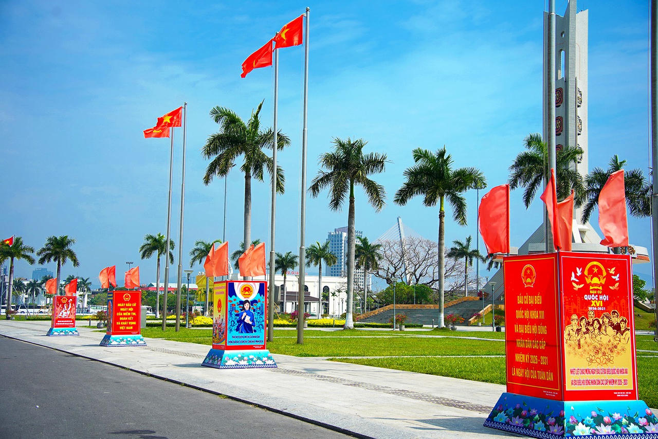 Rực rỡ cờ hoa tại nhiều tỉnh miền Trung hướng tới ngày bầu cử