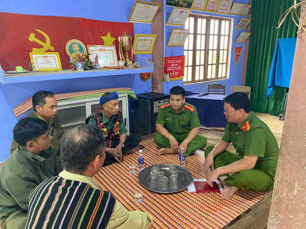 Già làng Hồ Văn Dương cùng các thành viên trong tổ trao đổi thông tin liên quan đến hoạt động tuyên truyền bầu cử&nbsp;&nbsp;