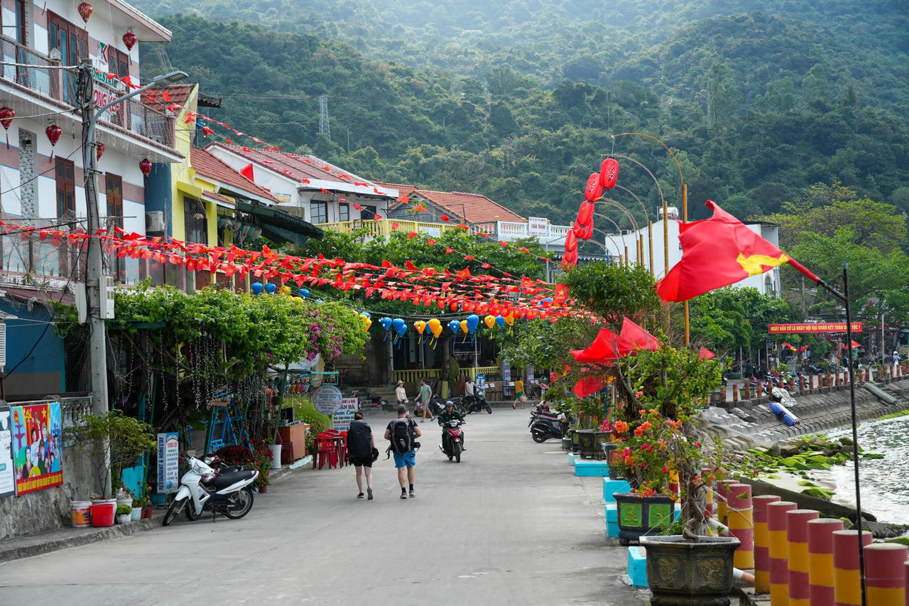 Rực rỡ cờ hoa tại nhiều tỉnh miền Trung hướng tới ngày bầu cử