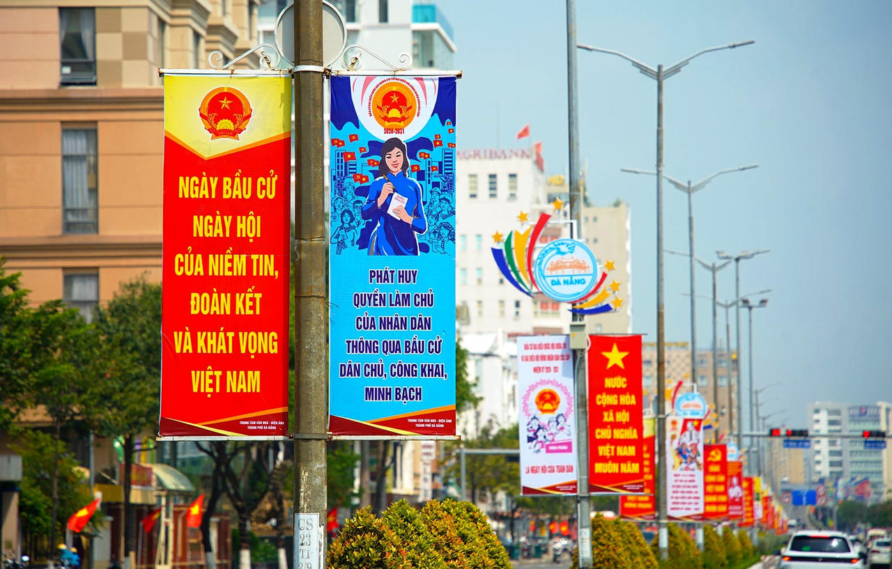 Rực rỡ cờ hoa tại nhiều tỉnh miền Trung hướng tới ngày bầu cử