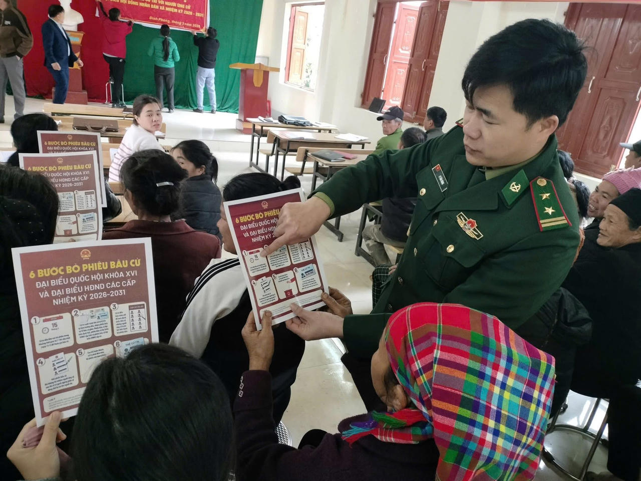 Cán bộ, Chiến sĩ Đồn Biên phòng Ngọc Côn hướng dẫn, giải thích cho bà con Nhân dân hiểu về quyền và nghĩa vụ của công dân trong bầu cử.(Ảnh: BPCB)